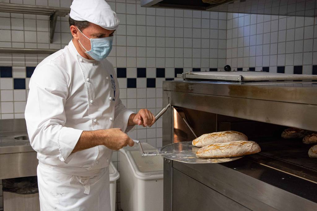 Chef tira pão do forno