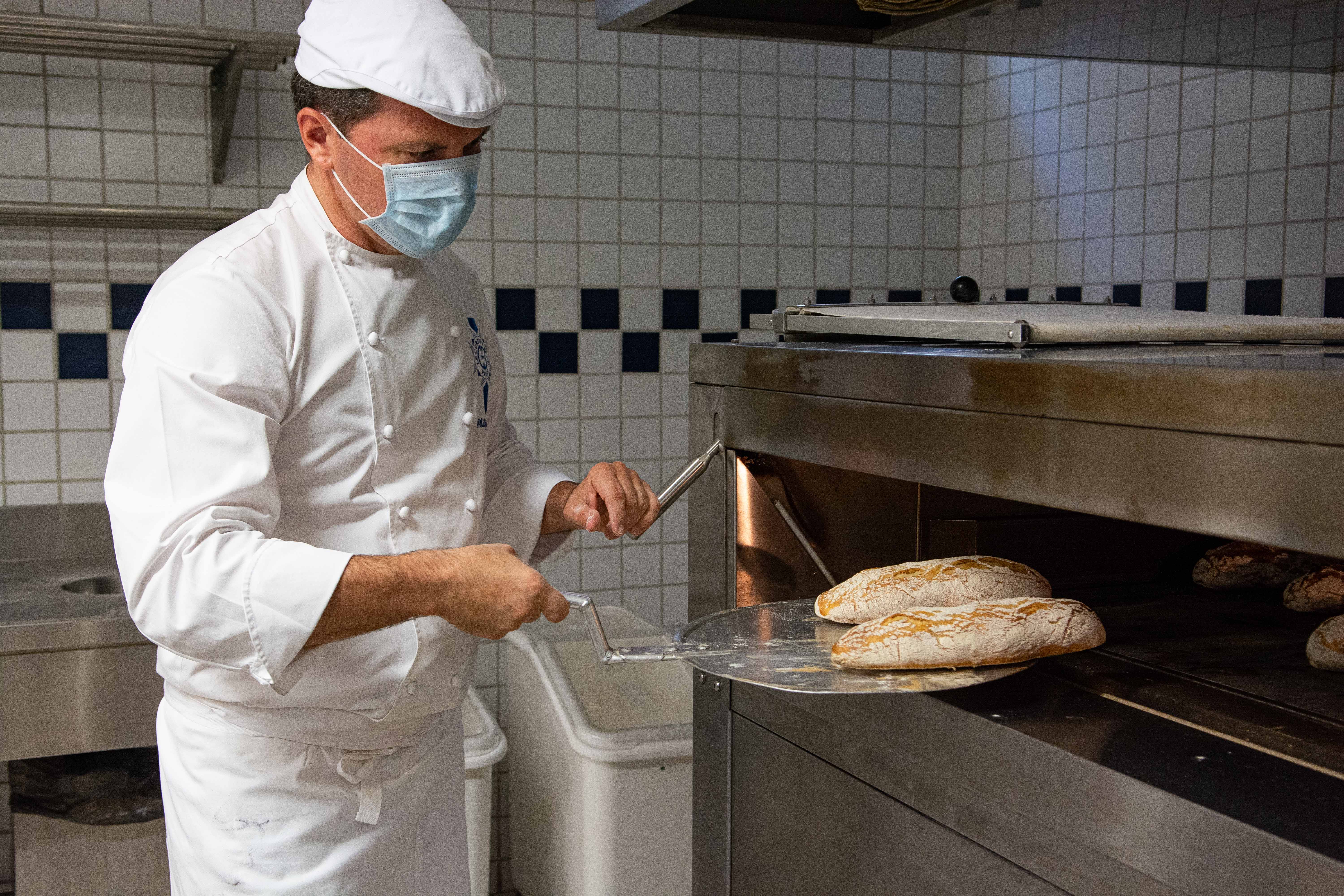 Le Cordon Bleu – chef Philippe Lanie 3- Crédito Lipe Borges Chef tira pão do forno