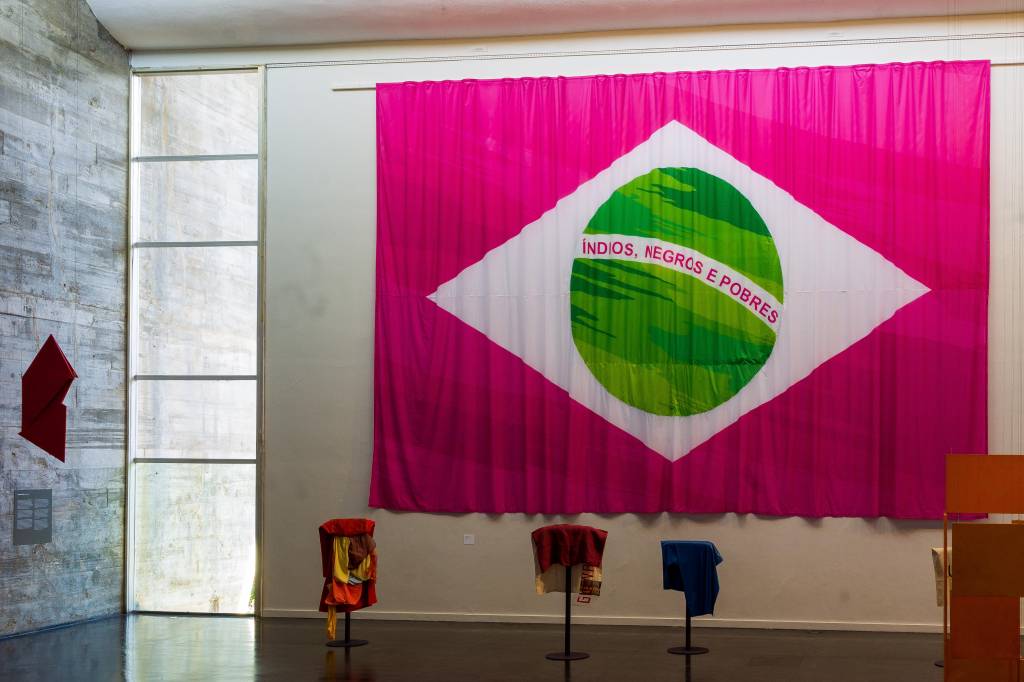 Bandeira brasileira, obra de Leandro Vieira, instalada no MAM Rio em meio à exposição Hélio Oiticica: a dança na minha experiência. |