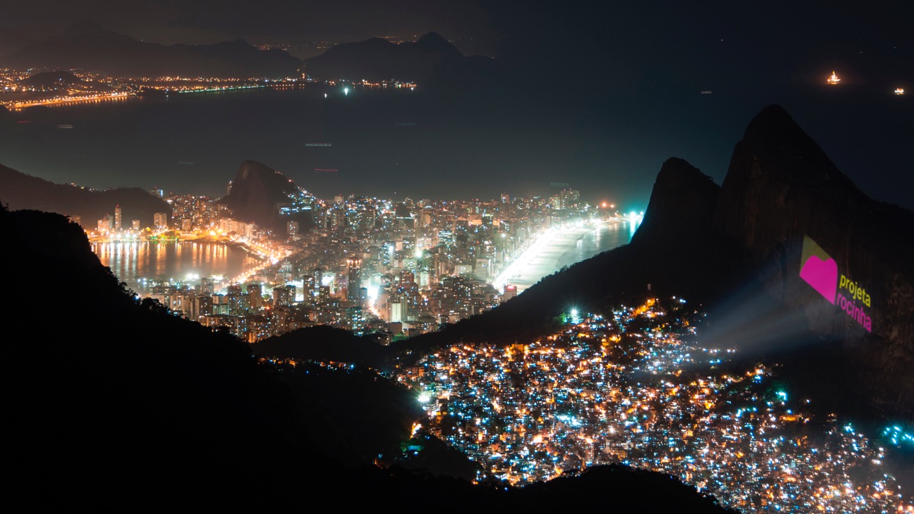 Favela da Rocinha com vista para o Morro Dois Irmãos