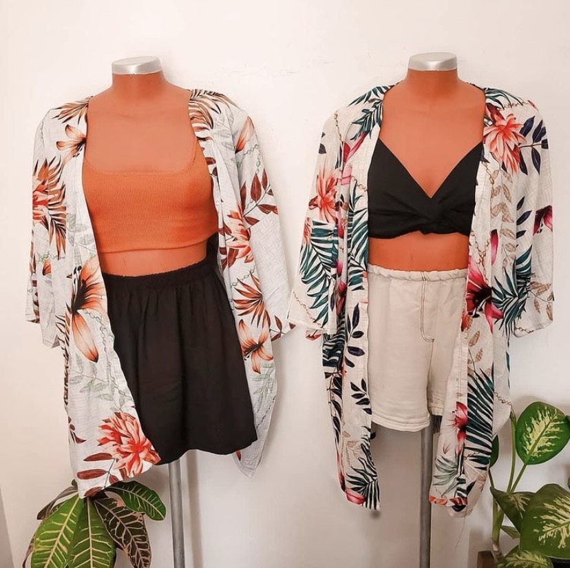 A imagem mostra dois kimonos estampados