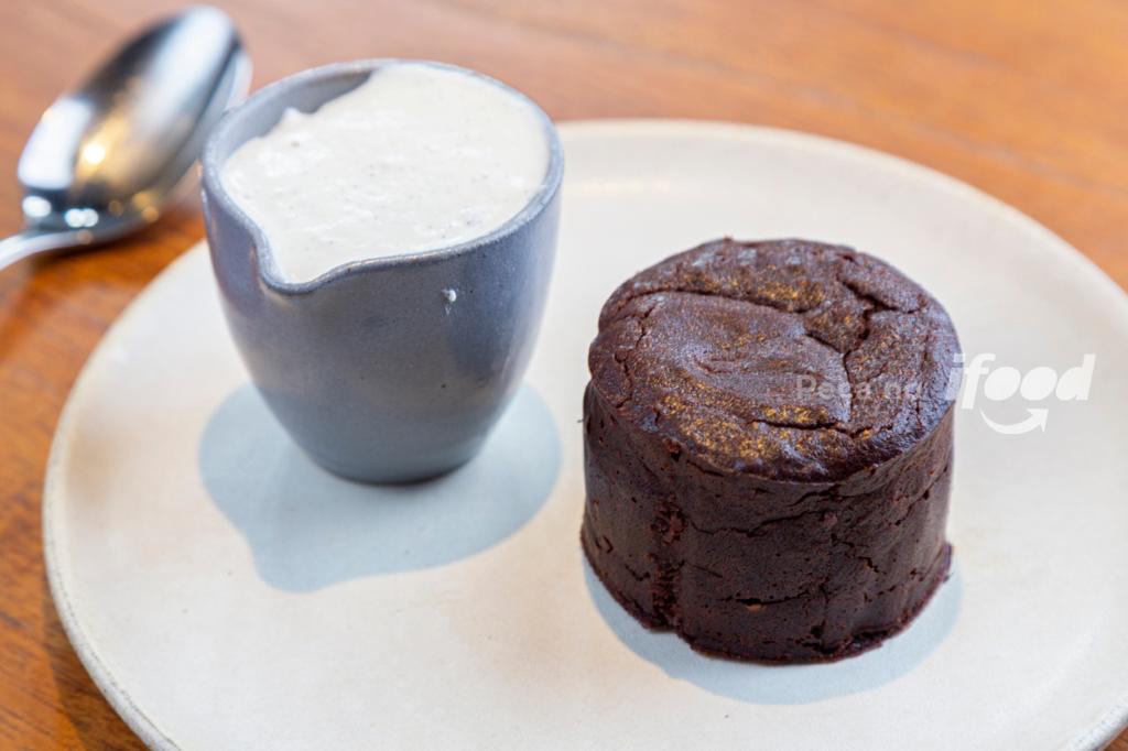 a imagem mostra um bolo de chocolate sem glúten