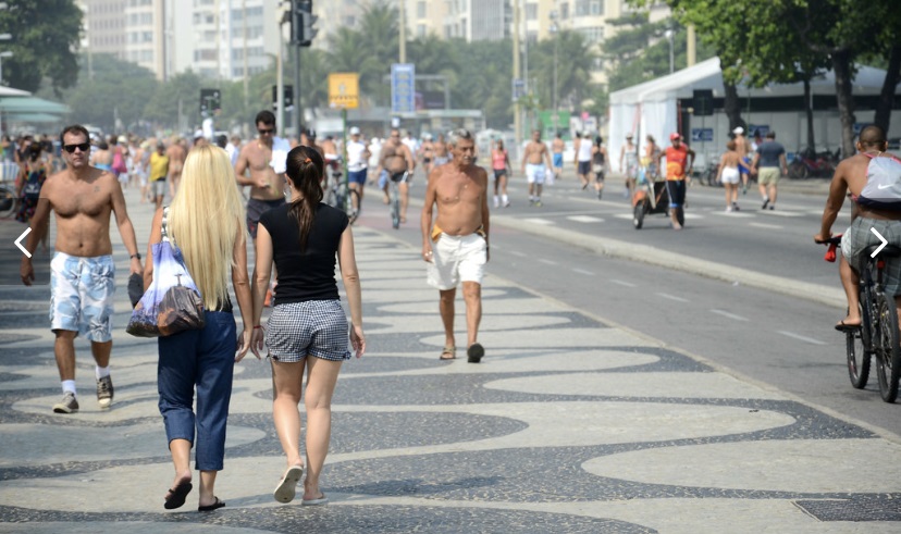 A imagem mostra o calçadão de Copacabana e uma pista da Avenida Atlântica fechada aos carros