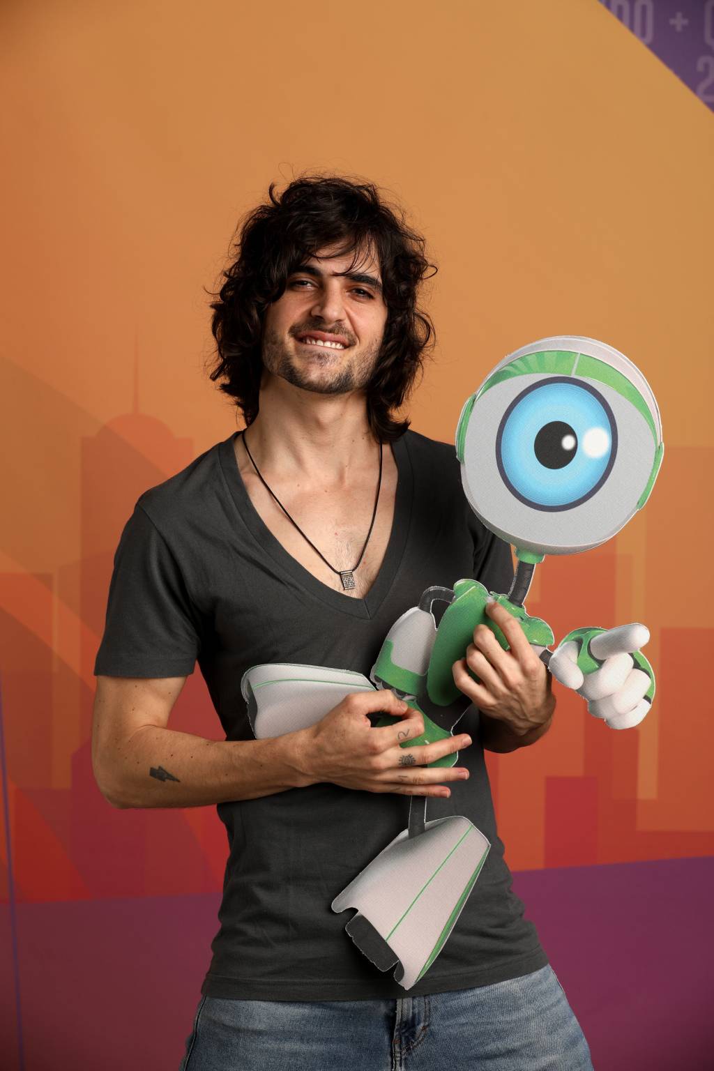 Fiuk segura robô mascote do Big Brother Brasil