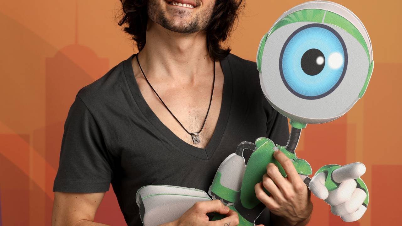 Fiuk segura robô mascote do Big Brother Brasil