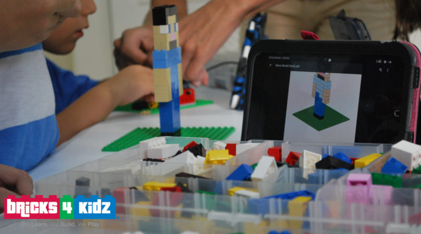 bricks Crianças montam peças de lego e há uma tela em cima da mesa
