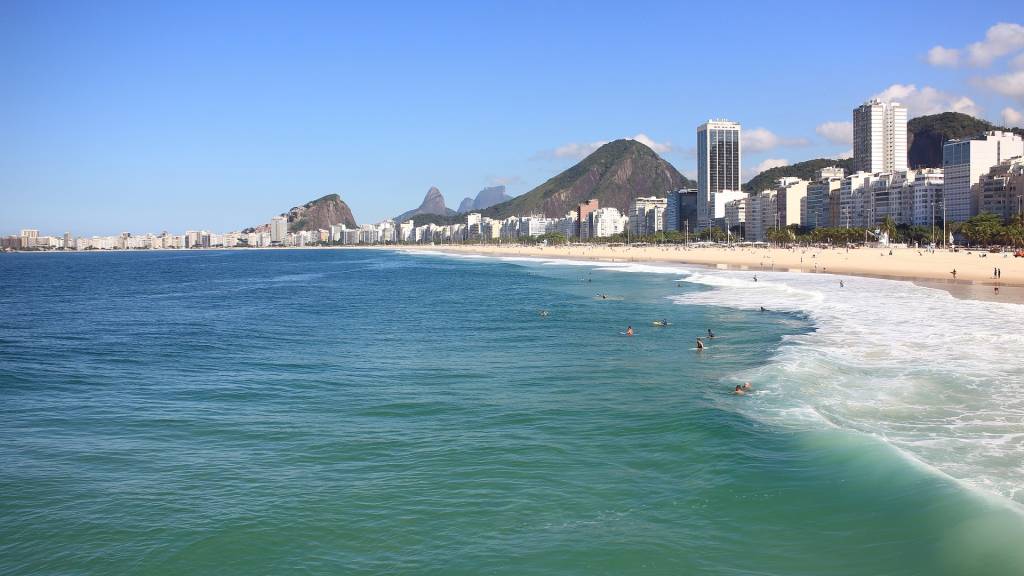 A imagem mostra a orla do Leme e de Copacabana