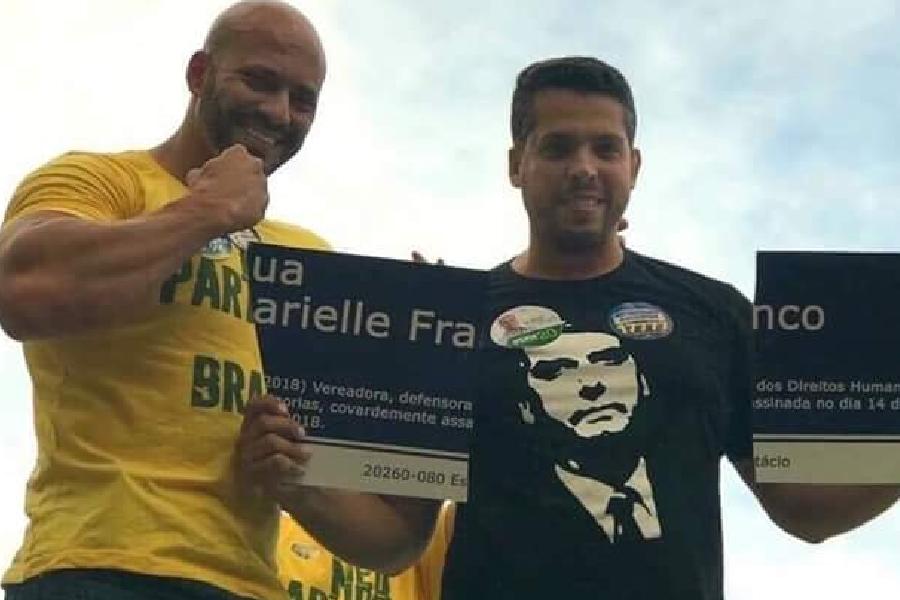 A imagem mostra os deputados Daniel Silveira e Rodrigo Amorim, segurando a placa em homenagem à vereadora assassinada Marielle Franco partida ao meio, logo depois de a quebrarem, em 2018
