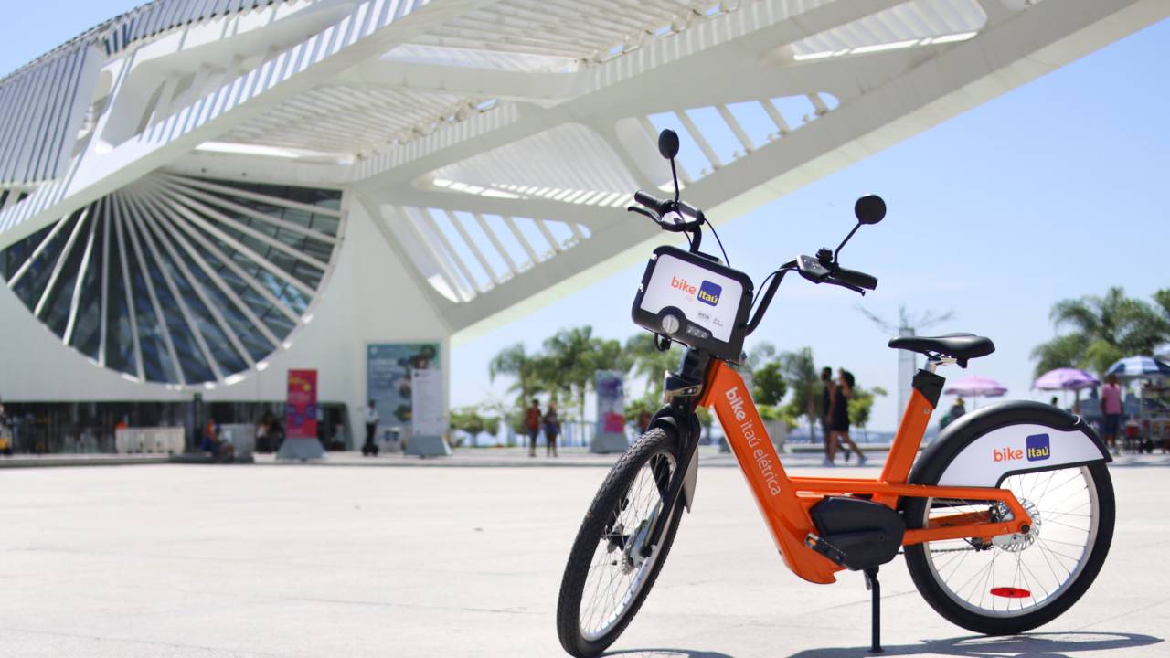 Bicicleta elétrica do Itaú estacionada em frente ao Museu do Amanhã