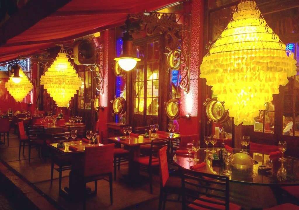 A imagem mostra o interior do restaurante Marius Degustare, no Leme