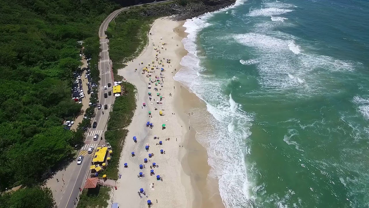 A imagem mostra a vista aérea da Prainha, na Zona Oeste do Rio