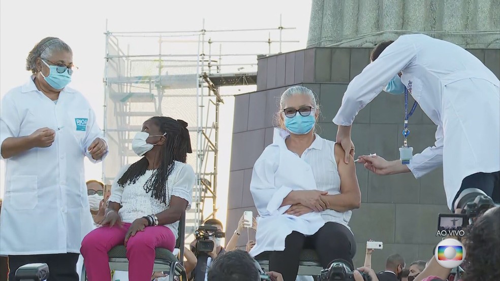 Teresinha e Dulcineia recebem vacina de enfermeiros do Rio aos pés do Cristo Redentor