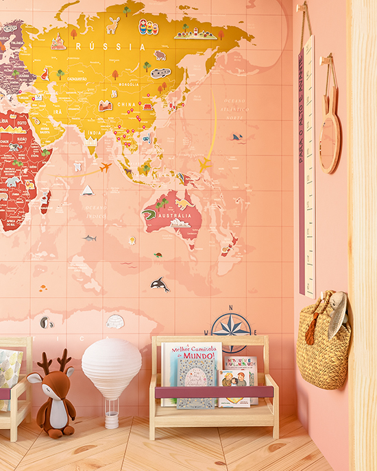 A imagem mostra um quarto com parede decorada com mapa-múndi