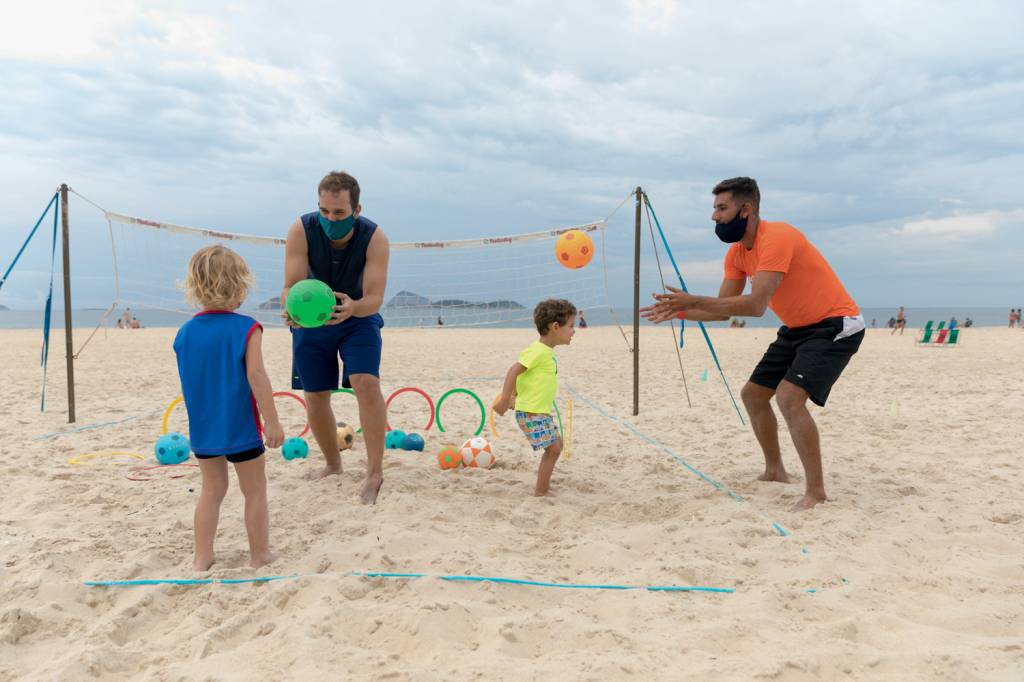 criançada jogando futevôlei em Ipanema