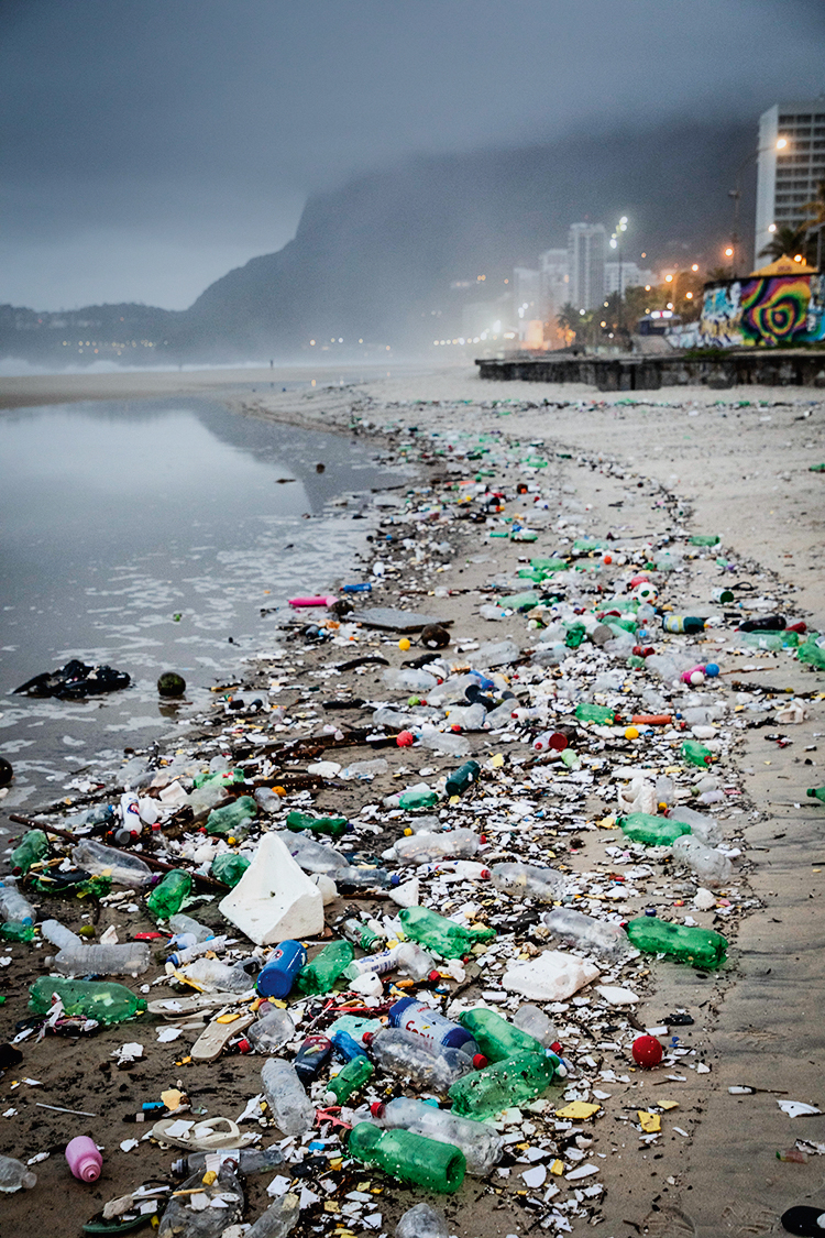 Praia poluída com resíduos descartáveis