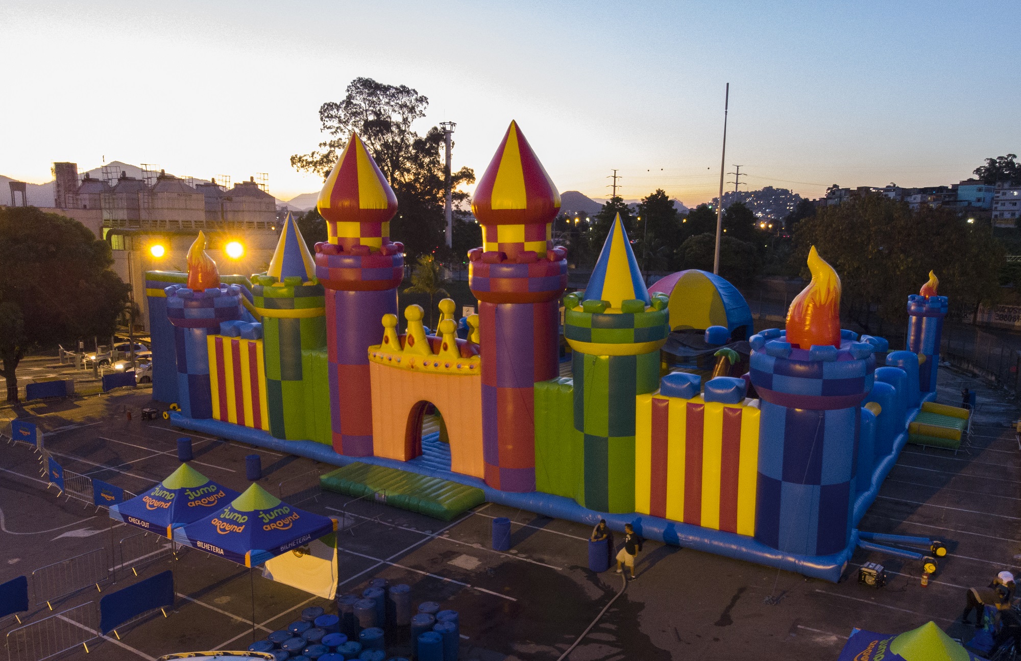 Vamos pular parque inflável gigante chega à Barra da Tijuca VEJA RIO
