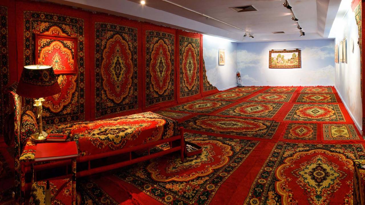 A artista Claudia Hersz buscou inspiração na palavra alfândega para montar sua sala das "1001 noites", com tapetes árabes e paredes com transparências.