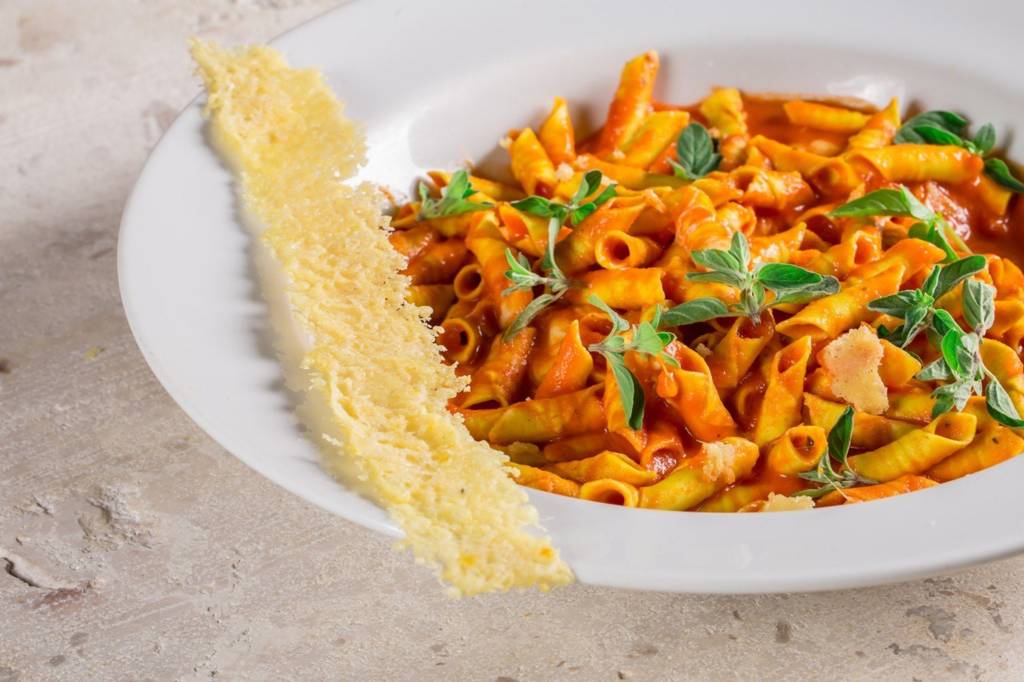 Anna_Garganelli ao molho cremoso de tomate, muçarela fresca e manjerona_Letícia Auler garganelli ao molho cremoso