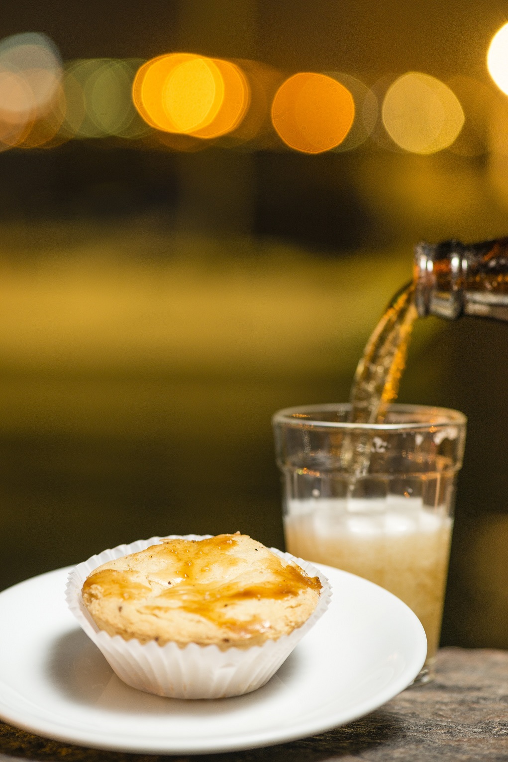 Bar e Restaurante Urca_empada na mureta_crédito Sergio Greif empada com cerveja