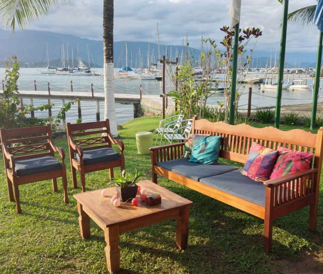 Bares ao ar livre em Paraty Bares ao ar livre em Paraty: o gramadão do Armazém Mar