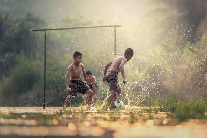 Crianças jogando bola – Pixabay – Sasin Tipchai