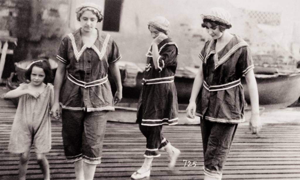 Meninas vestidas de roupinha de marinheiras