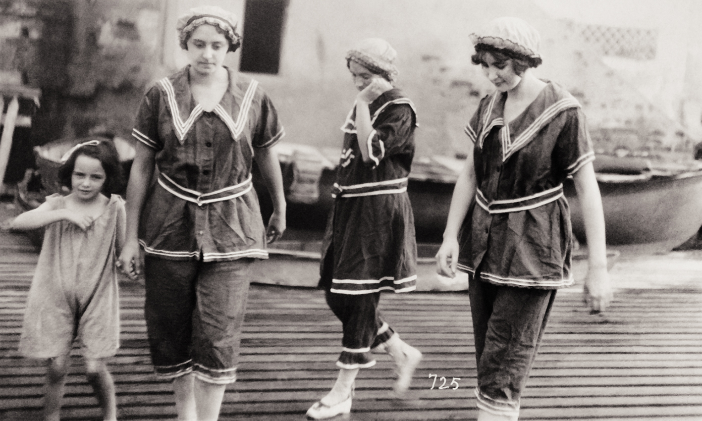 Meninas vestidas de roupinha de marinheiras
