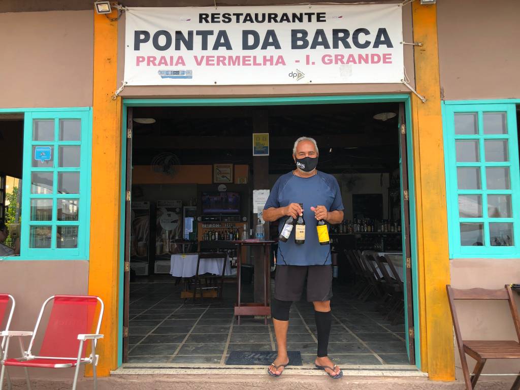 Fernando, dono do Ponta da Barca, posa com suas cachaças artesanais