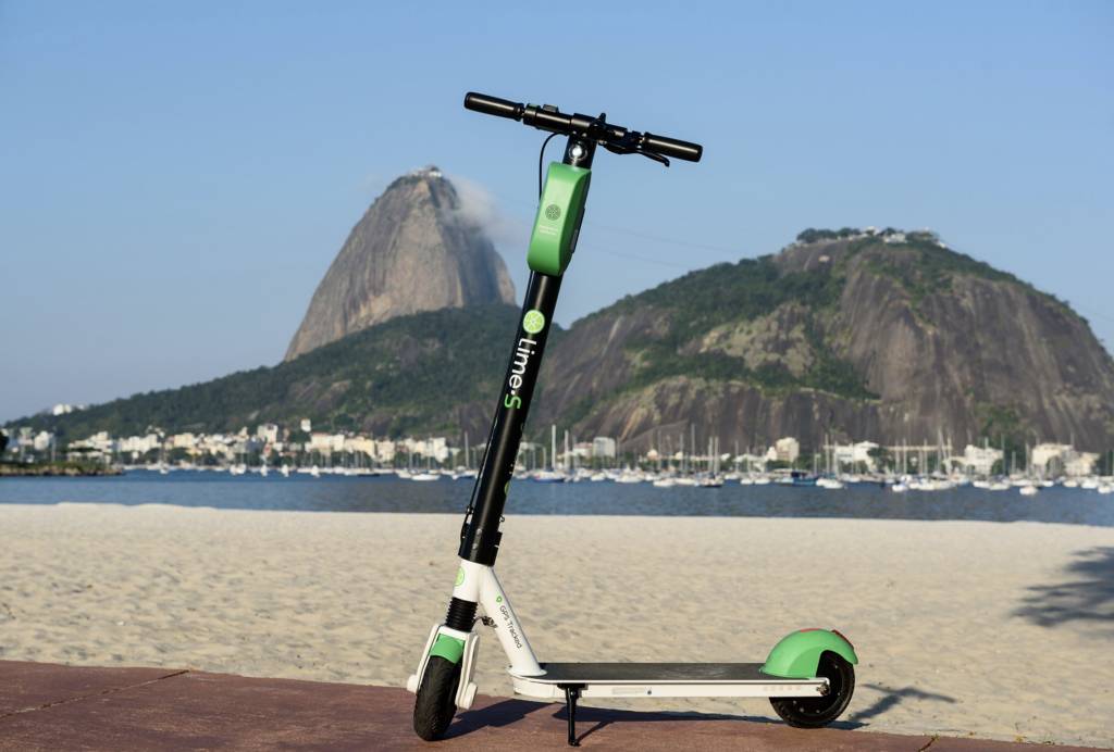 Patinete elétrico da Lime na ciclovia da Praia de Botafogo, em frente ao Pão de Açúcar