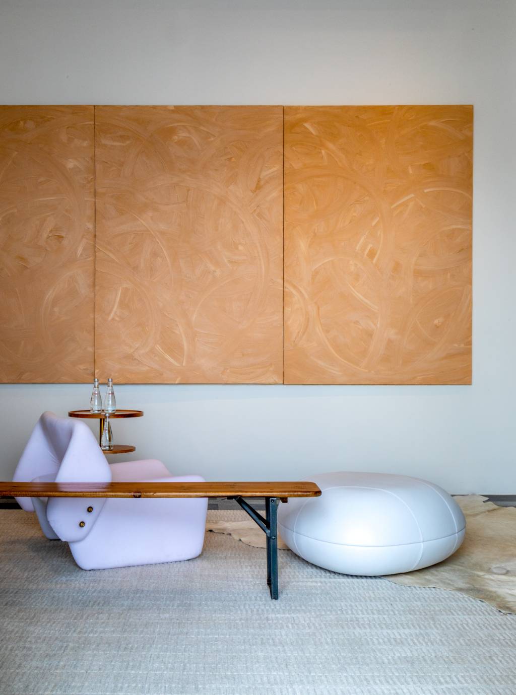 cores claras imagem mostra uma sala grande com poucos moveis