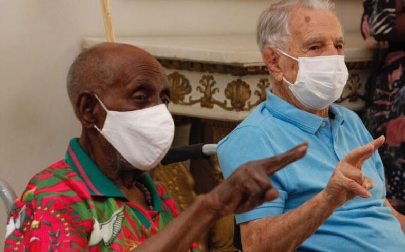 Foto do cantor e compositor Nelson Sargento, de 96 anos, indo se vacinar