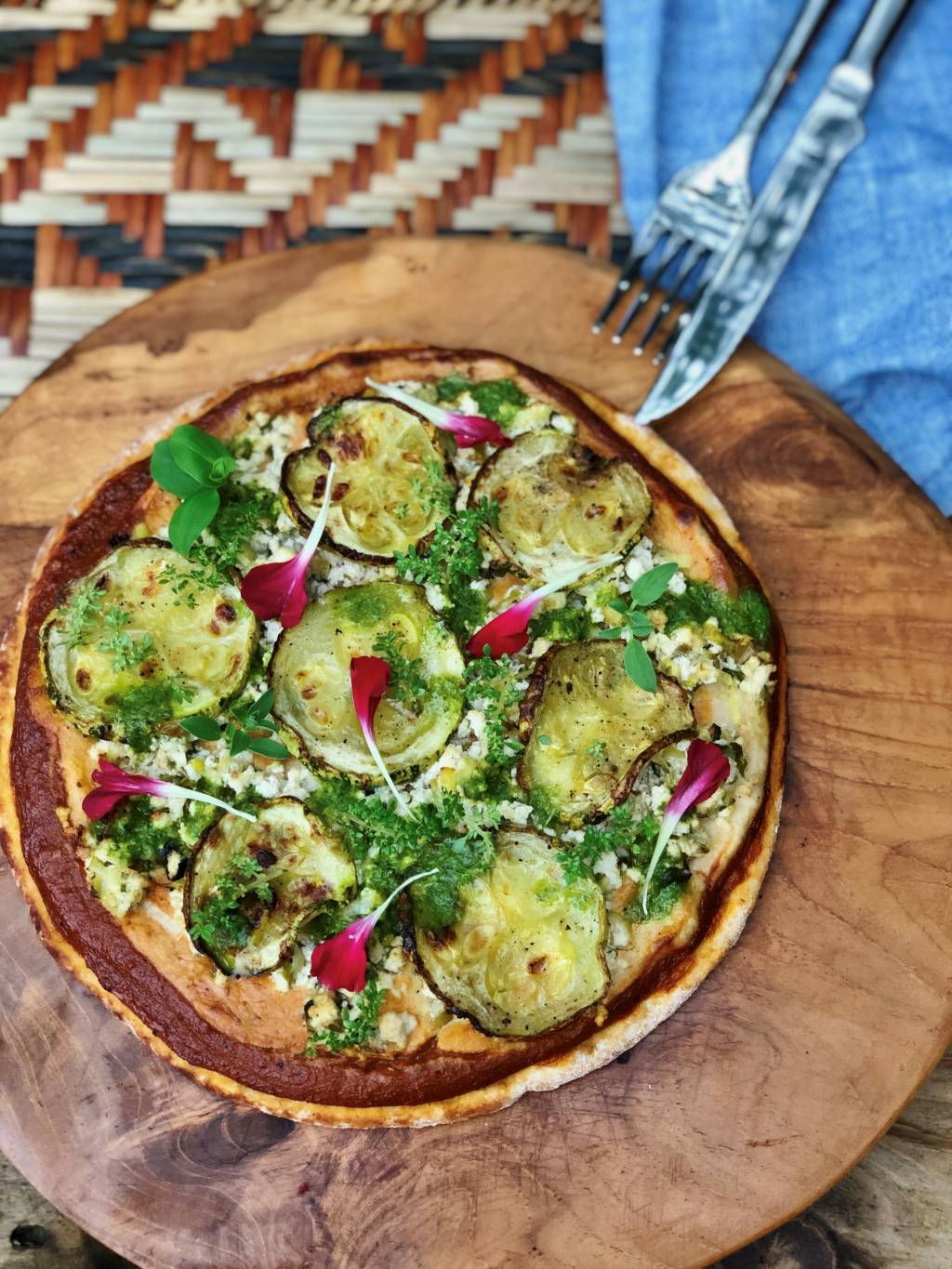 Pizza de abobrinha sobre tábua de madeira