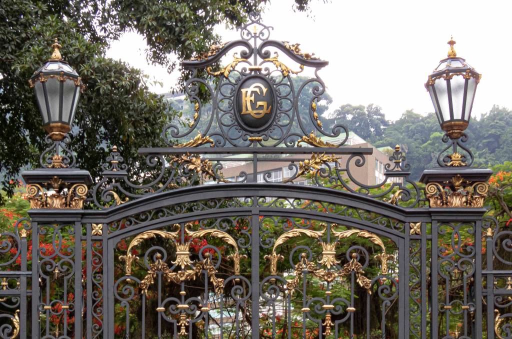 Detalhes do portão de ferro e bronze