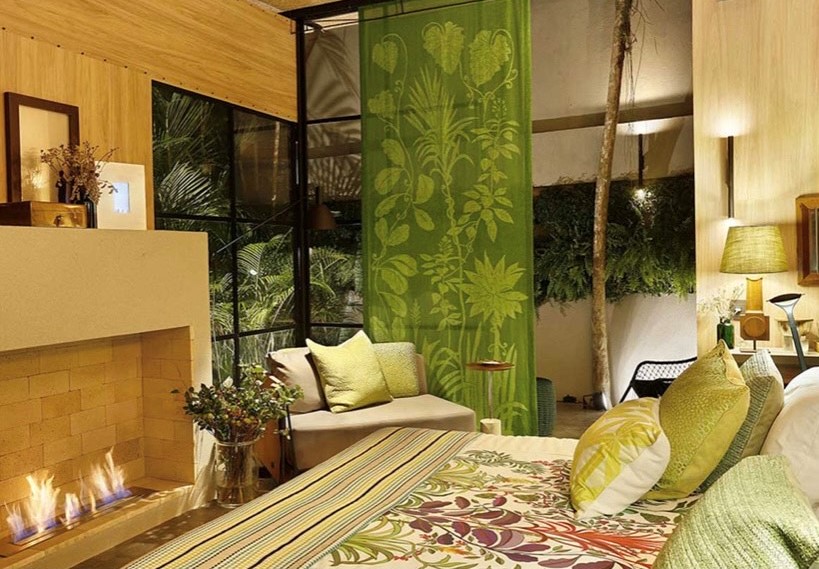 Cortina estampada Imagem mostra uma cortina estampada na cor verde.