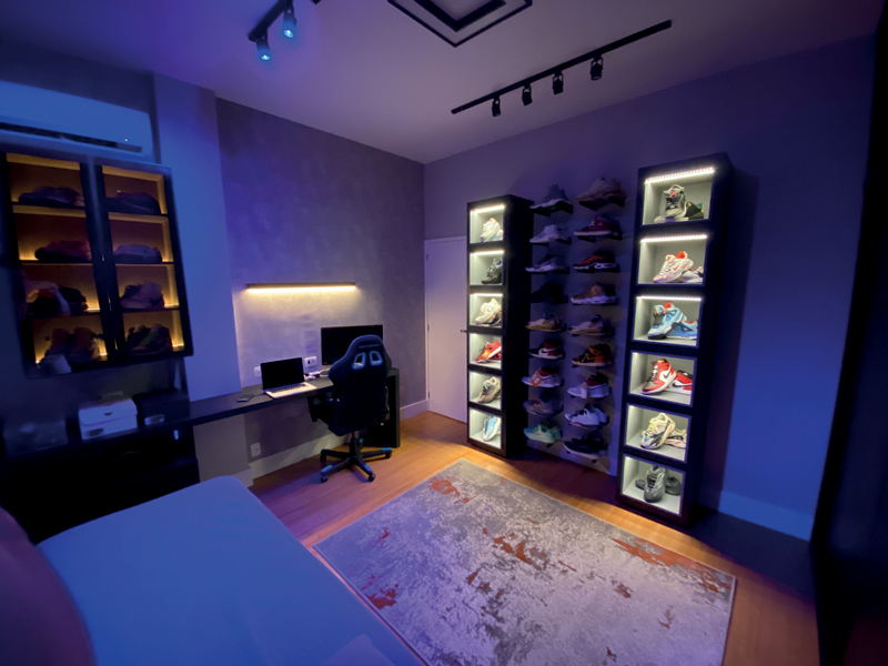 A imagem mostra o quarto após decoração com móvel que abriga os sapatos