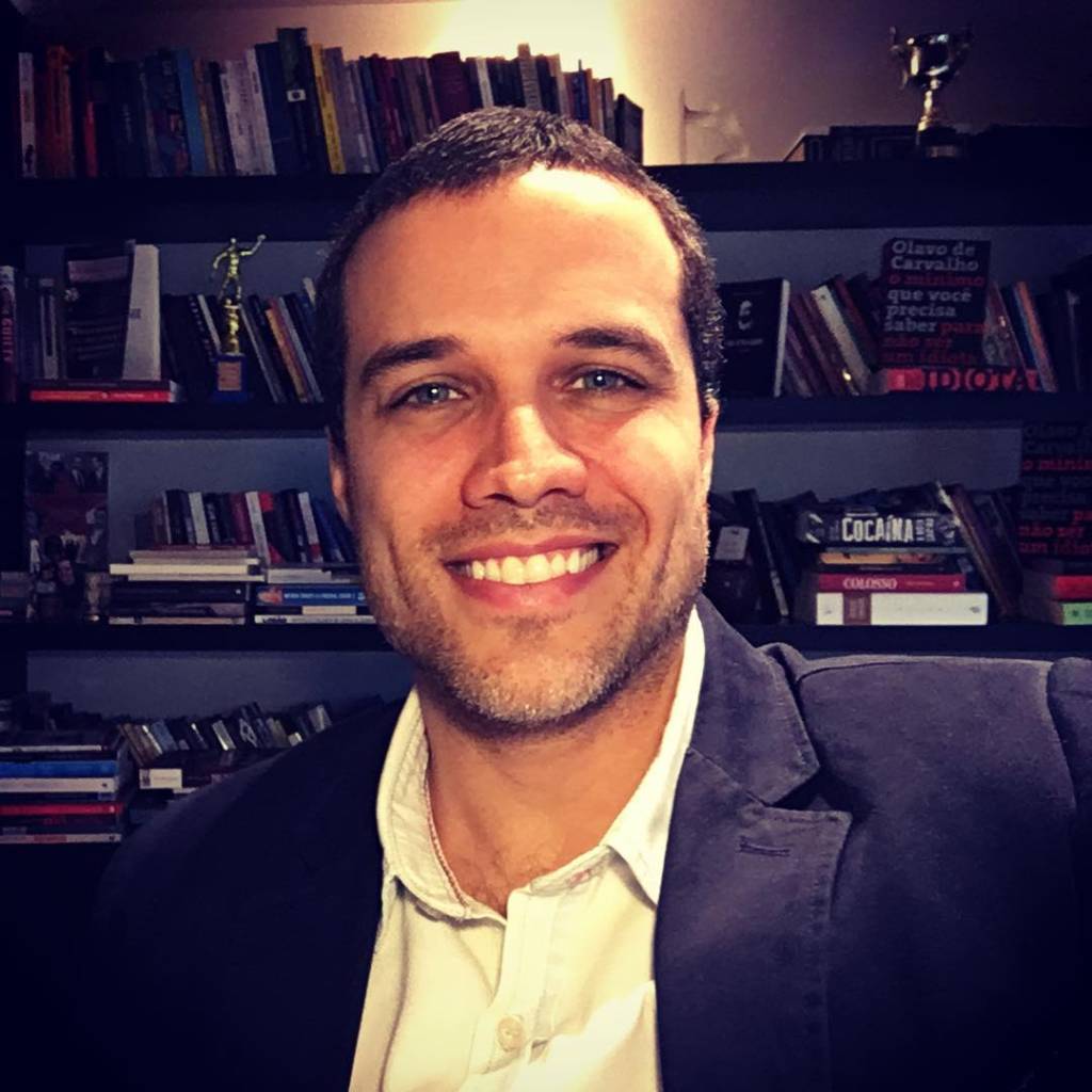 O jornalista Felipe Moura Brasil sorri