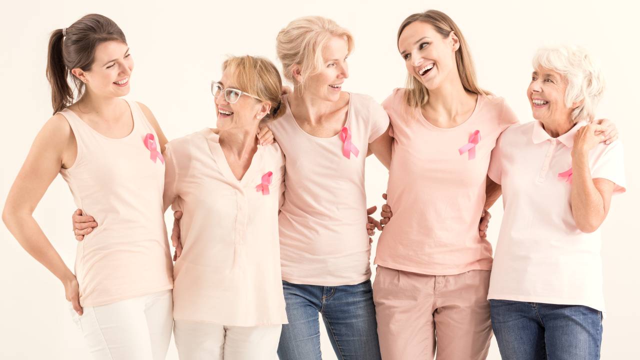 Cinco mulheres na campanha de conscientização pelo câncer de mama.