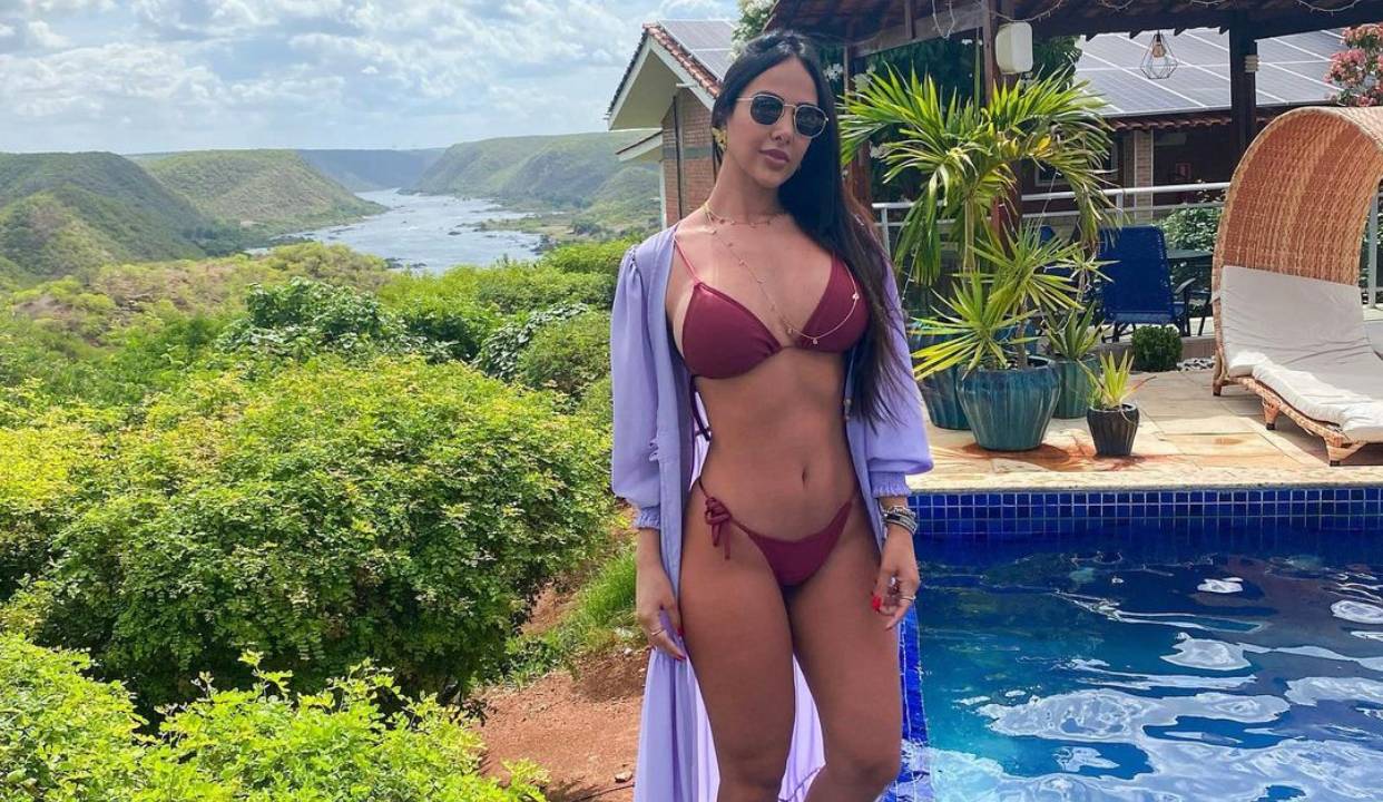 Foto da influencer Liliane Amorim à beira da piscina.
