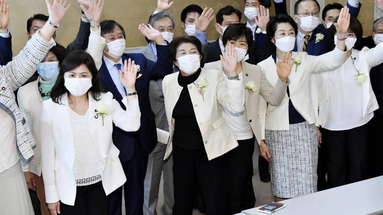 Deputadas no Japão em protesto contra machismo.