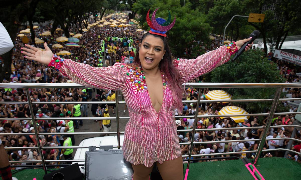 Cantora Preta Gil, de braços abertos, comandando seu bloco de cima do trio elétrico
