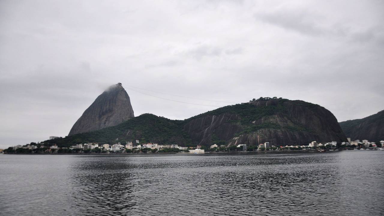 Rio de janeiro com nuvens e tempo nublado