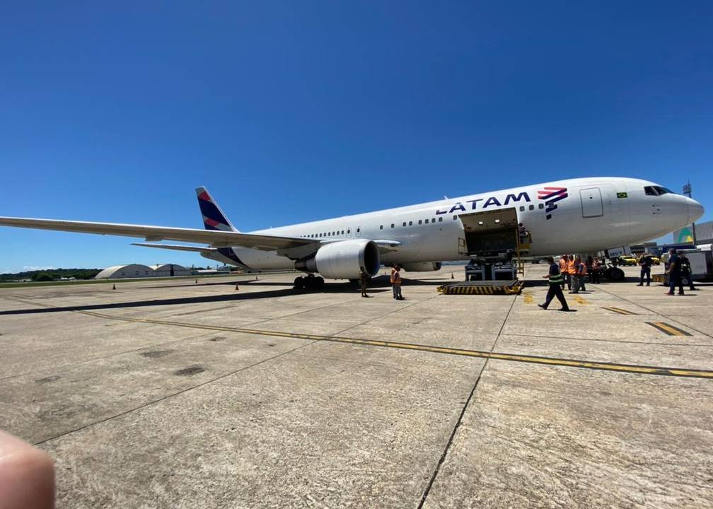 avião em solo de aeroporto