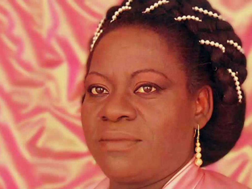 3 – Jovelina Pérola Negra Mulher negra usando joias douradas