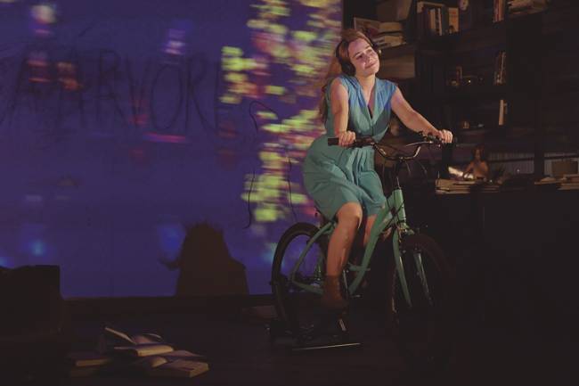 Teatro em casa: três elogiados monólogos para você assistir do seu sofá