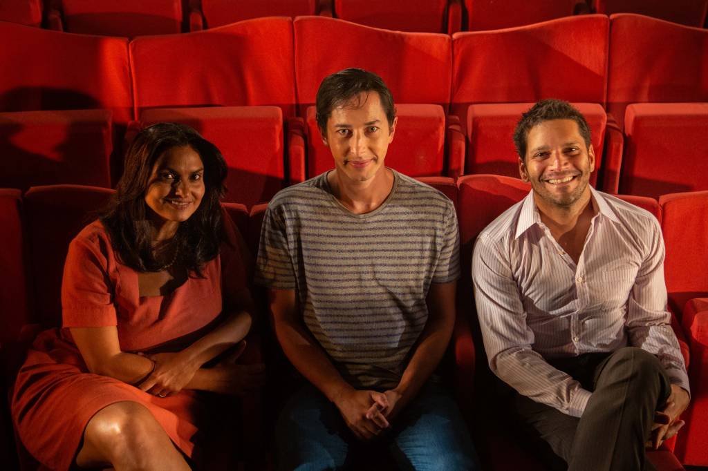 A Melhor Versao-AQ5B7565_crédito Pablo Henriques Ana Paula Secco, Armando Babaioff e Michel Blois na plateia de um teatro