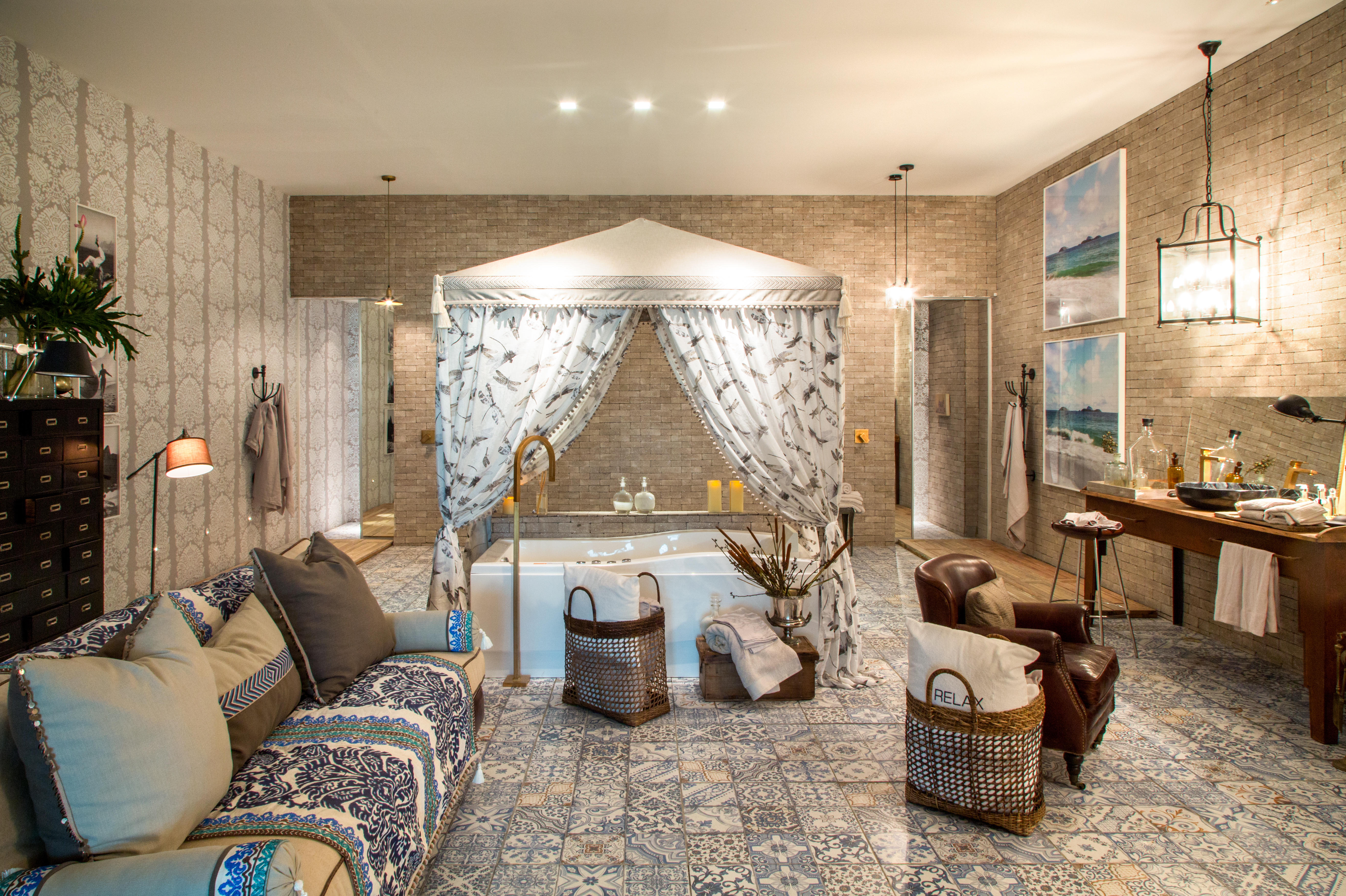 Casa Cor 2014 – Marcia e Manu Müller Imagem mostra uma sala de banho com uma banheira no centro