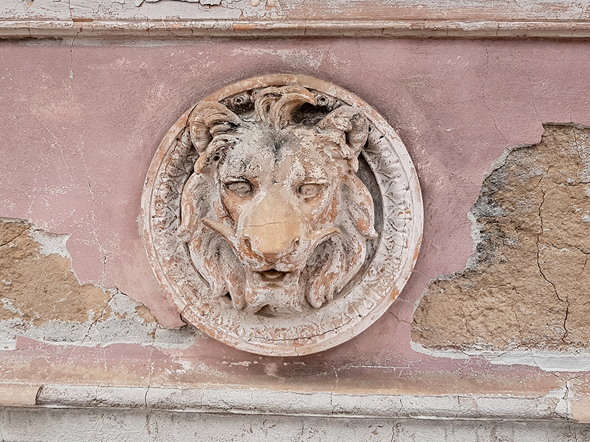 Detalhe de leão esculpido em parede do pátio interno