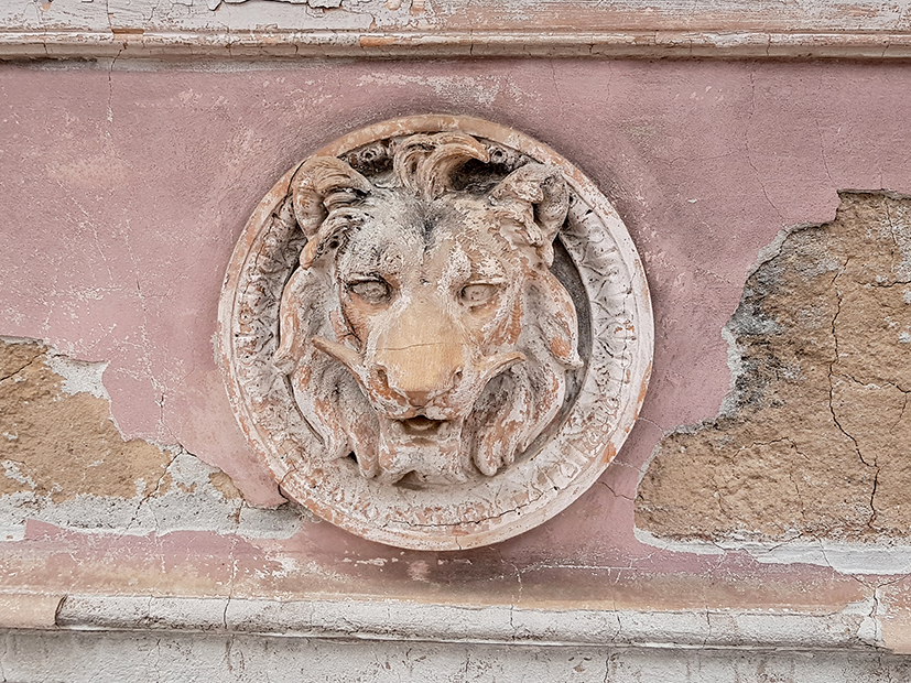 Detalhe de medalhão no pátio interno do Palácio Detalhe de leão esculpido em parede do pátio interno