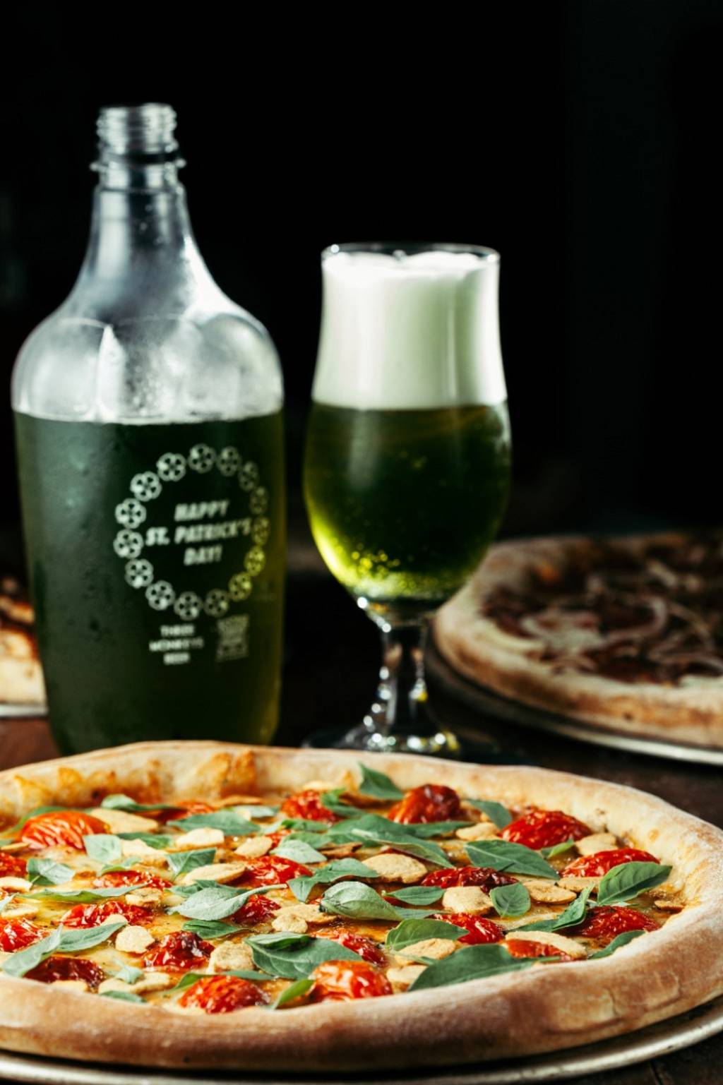 Forneria Original: pizza chega com chope verde da Three Monkeys Beer