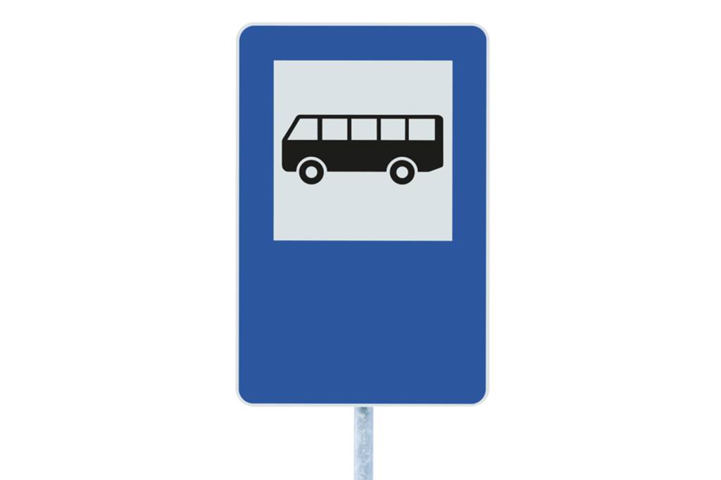 A imagem mostra uma placa que sinaliza os pontos de ônibus